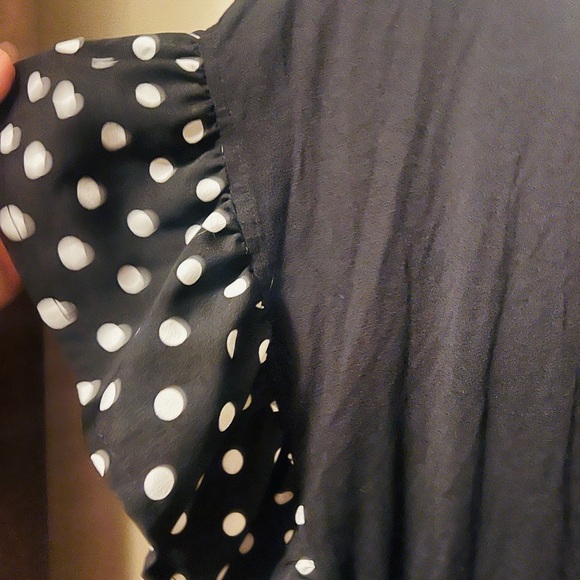 Beautiful short sleeve shirt with polka dot sleeves in medium - Picture 3 of 3